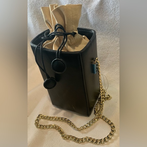 Clee Leather Drawstring  Chain Link Crossbody Bucket Bag Black Tan Womens Purse - Picture 8 of 14